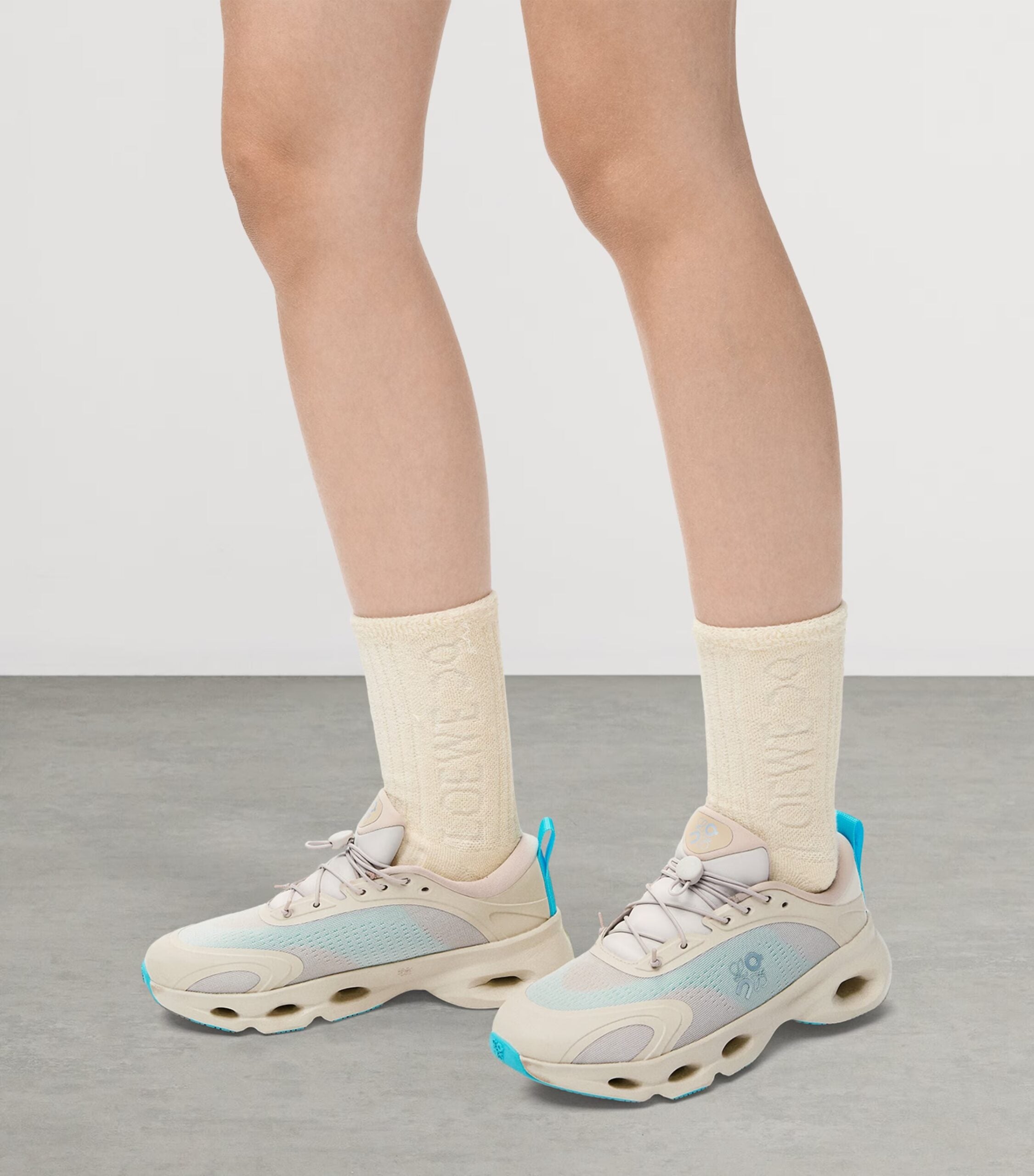ON Running Cloudsolo LOEWE Sand | Turquoise 闂備胶鍋ㄩ崕濠氬箯缁嬬⒓nd | Turquoise